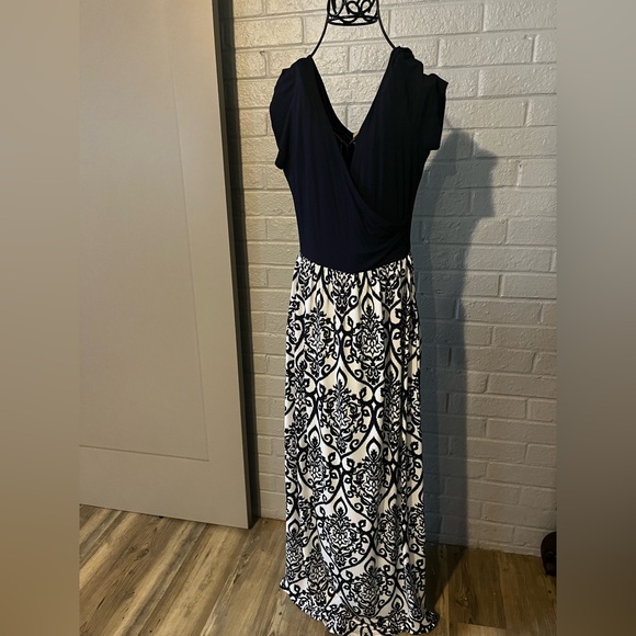 Gilli Dresses & Skirts - Gilli Navy Maxi Dress with White and Navy Printed Skirt